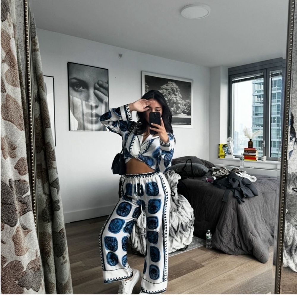 Stylish Blue And White Patterned Set - image 1